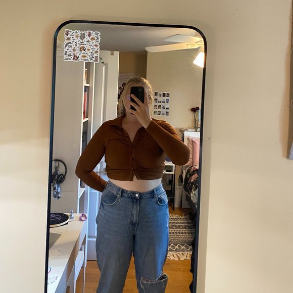 SHEIN Tall Button Front Ruched Crop Top - Picture 2 of 2